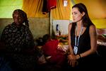 Hjælpearbejde. Angelina Jolie er 'goodwill ambassador' for FNs Højkommisariat for Flygtninge og var i 2011 bl.a. ved grænsen mellem Tunesien og Libyen for at øge den internationale opmærksomheden på libyske flygtninge. 