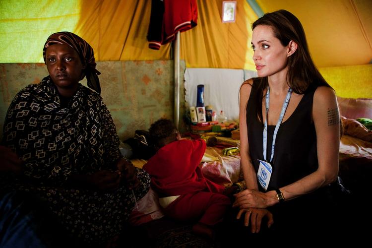 Hjælpearbejde. Angelina Jolie er 'goodwill ambassador' for FNs Højkommisariat for Flygtninge og var i 2011 bl.a. ved grænsen mellem Tunesien og Libyen for at øge den internationale opmærksomheden på libyske flygtninge. 