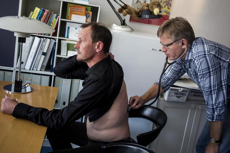 Aftale. Praktiserende læge Henrik Malling og hans kolleger har fået ny overenskomst. 