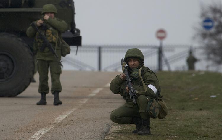 Konflikt. Militsgrupper i camouflageuniformer uden synlige kendetegn har blandt andet taget kontrol over en militær lufthavn på Krim-halvøen. Det menes at russiske soldater er landet og klar til at intervenere trods amerikanske og ukraine advarsler. 