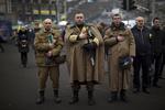 Uro. I den ukrainske hovedstad, Kijev, synger demonstranter den ukrainske nationalsang. Imens vokser spændingerne i Krim-regionen, hvor russerne kan være på vej ind med soldater. 