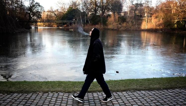 Udebane.Marwan fra Aarhus V har været i Los Angeles og indspille sit bedste album. Her blæser han noget af den røg, der hænger sødt over musikken ud i Ørstedsparken. 