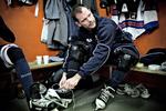 TÆPPEFALD. Peter Hirsch ifører sigsnart det omfattende målmandsudstyrfor sidste gang. I aften slutter han sinlange ishockeykarriere på topplan. 