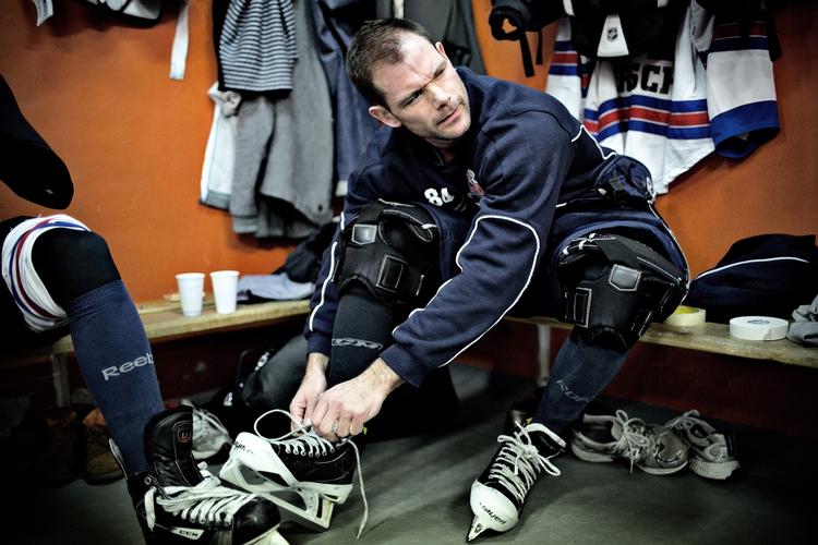 TÆPPEFALD. Peter Hirsch ifører sigsnart det omfattende målmandsudstyrfor sidste gang. I aften slutter han sinlange ishockeykarriere på topplan. 