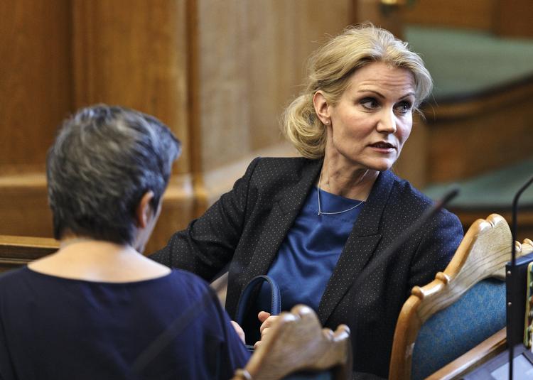 Strid. Helle Thorning-Schmidt må erkende, at regeringspartierne står alene med deres holdning til EU og børnechecken. 