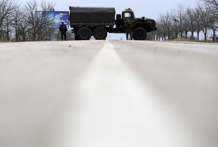 Konflikt. Bevæbnede mænd har opstillet vejspærringer flere steder på Krim-halvøen. Mændene bærer ingen kendetegn men sympatiserer ifølge nyhedsbureauerne med Rusland og samarbejder med de russiske soldater i regionen. 