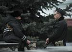Nidstirring. Soldater fra henholdvis den russiske (til højre) og ukrainske flåde ser hinanden an ved en base ikke langt fra byen Sevastopol. 
