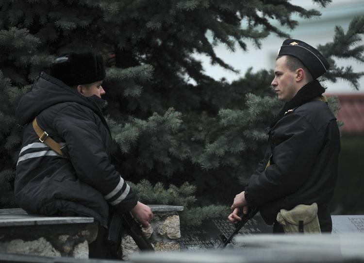 Nidstirring. Soldater fra henholdvis den russiske (til højre) og ukrainske flåde ser hinanden an ved en base ikke langt fra byen Sevastopol. 