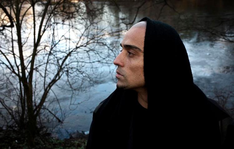 RAP. »Den manglende anerkendelse fra forældrene gør ondt, og den vil jeg aldrig videreføre, når jeg får børn«, siger rapperen Marwan, der i denne uge udgav albummet 'Marwan'. 