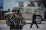 Krise. Soldat i uniform uden nationalitetsmærker bevogter i dag kystvagtens kontor i Balaklave uden for Sevastopol i Ukraine. 