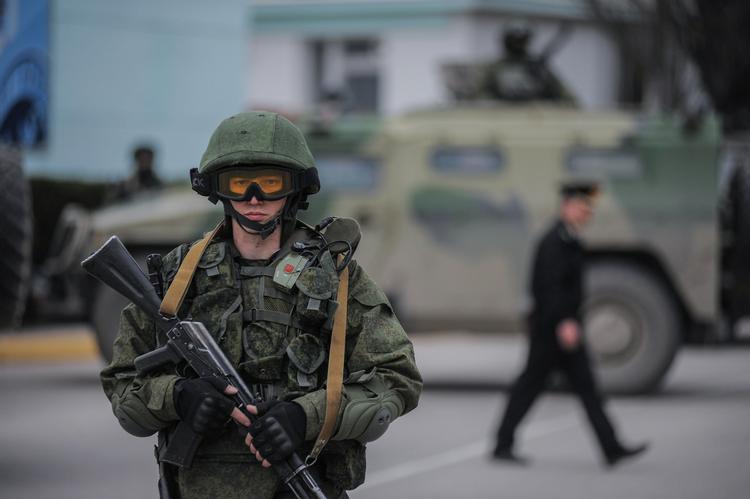 Krise. Soldat i uniform uden nationalitetsmærker bevogter i dag kystvagtens kontor i Balaklave uden for Sevastopol i Ukraine. 
