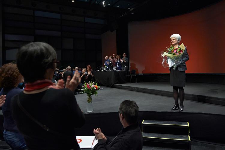 Opposition. Tidligere SF-formand, Annette Vilhelmsen, modtog blomster og klapsalver på partiets ekstraordinære landsmøde i Kolding. 