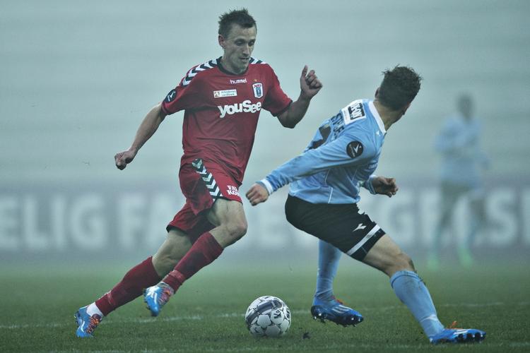 Målhelt. Danny Olsen udlignede for AGF i røde udebanedragter i kampen mod Søderjyske, der måtte se AGF løbe med alle tre point efter en scoring dybt inde i overtiden. 