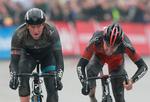 Cykling. Britiske Ian Stannard (t.v.) fra Sky-mandskabet vinder spurten foran belgiske Greg Van Avermaet, BMC Racing team, i Omloop Het Nieuwsblad. 