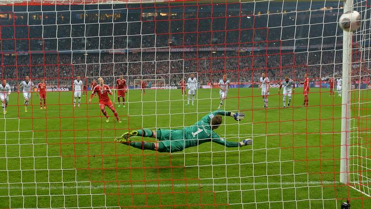 Bundesliga. Arjen Robbe fra Bayern München scorer på straffe mod Schalke 