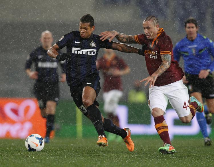 Støvleligan. Inters Fredy Guarin (tv) kæmper om bolden mod Romas Radja Nainggolan. 