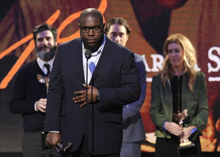 Tak. '12 Years a Slave' tog fem priser i nat. Instruktør Steve McQueen takker for prisen som bedste film 