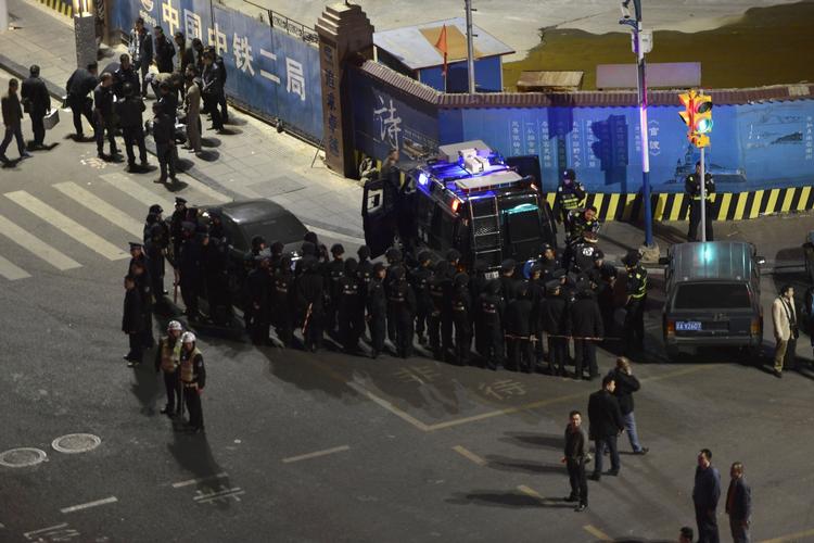 Angreb. Betjente ses ved togstationen, hvor 29 blev dræbt. 