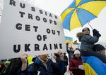 Protest. Demonstranter protesterer over Ruslands optræden i Ukraine foran den russiske ambassade i Ottawa i Canada. 