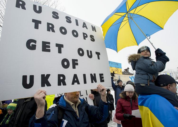 Protest. Demonstranter protesterer over Ruslands optræden i Ukraine foran den russiske ambassade i Ottawa i Canada. 