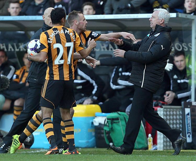 Skalle. Alan Pardew fortryder inderligt sin rolle i tumulten på sidelinjen i går. 