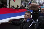 Opbakning. Russisk-sindede Krim-borgere gik i går på gaden for at vise deres støtte til Rusland. 