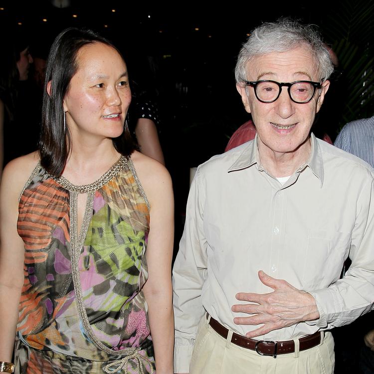 Anklage. Woody Allen - her sammen med Soon-Yi Previn - bliver atter anklaget for incest af sin adoptivdatter. 