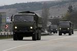 Soldater. En konvoj med russiske soldater er på vej fra havnebyen Sevastopol mod Krims hovedby, hvor de her til formiddag var helt forsvundet fra gadebilledet. 