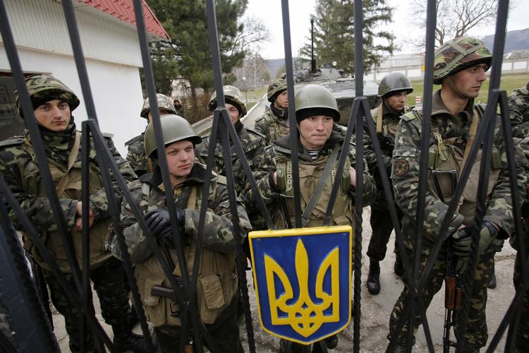 OMRINGET Russisk militær har omringet en ukrainsk militærbase på Krim. 