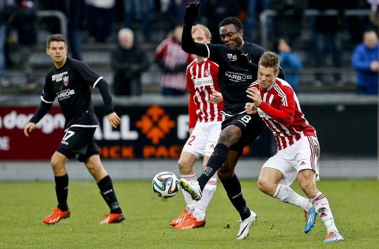 AVS. Gang på gang slog AaB sig på FC Vestsjællands kompakte defensiv. 
