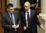 Krise. Arsenij Jatsenjuk ministerpræsdient i Ukraine  (th) og Oleg Tjagnibok, leder af partiet Svoboda, drøfter situationen i parlamentet. 