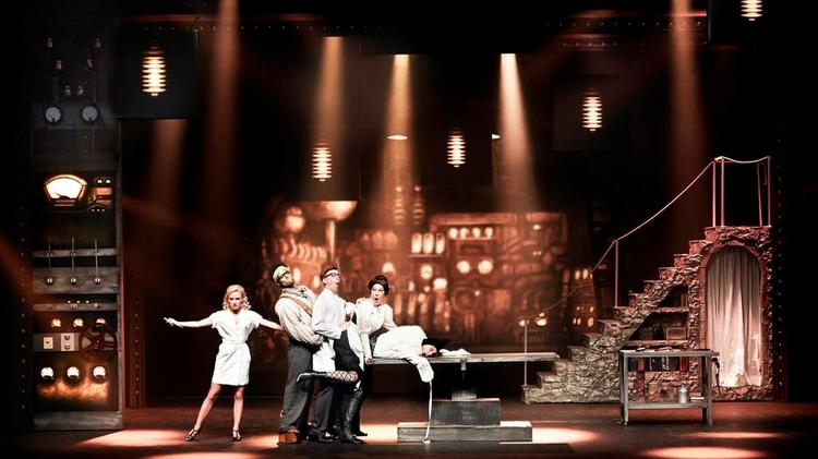 <cutline_leadin>LUMMER. </cutline_leadin>Det oser af lummer sex i 'Young Frankenstein', som her i laboratoriescenen, hvor der er dømt sandwich. (Patrick Terndrup). <fotograf>Foto: Fredericia Teater</fotograf> 