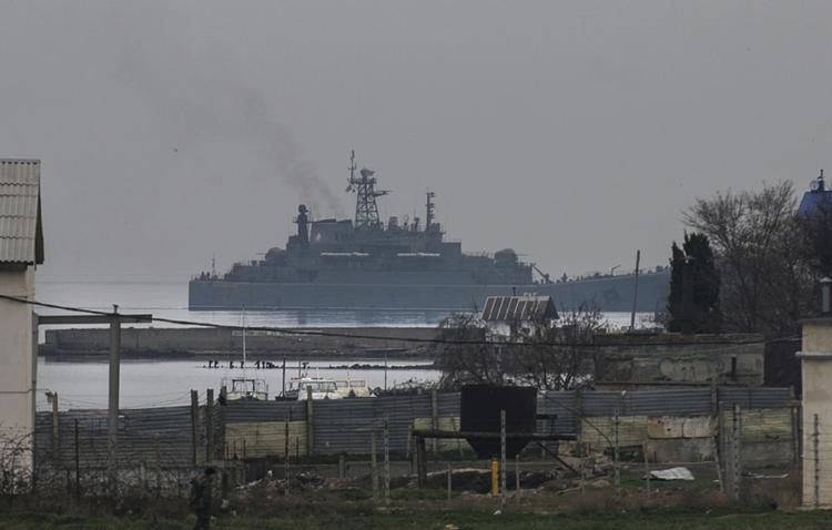 Krim. Det russiske flådefartøj  'Georgiy Pobedonosets' i en bugt ud for Sevastopol i dag. 