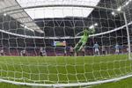 1-1. Fra lang afstand sparkede Yaya Toure bolden i kassen bag Vito Mannone. 