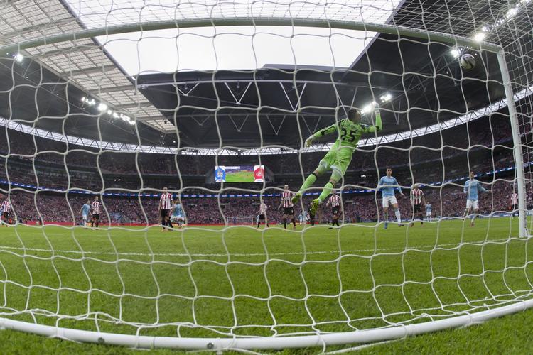 1-1. Fra lang afstand sparkede Yaya Toure bolden i kassen bag Vito Mannone. 