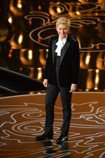 En kampberedt vært er klar til sin åbningsmonolog. 