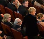 Værten giver instruktør Martin Scorsese en beroligende hånd. 