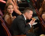 Brad Pitt tager en luns pizza. 