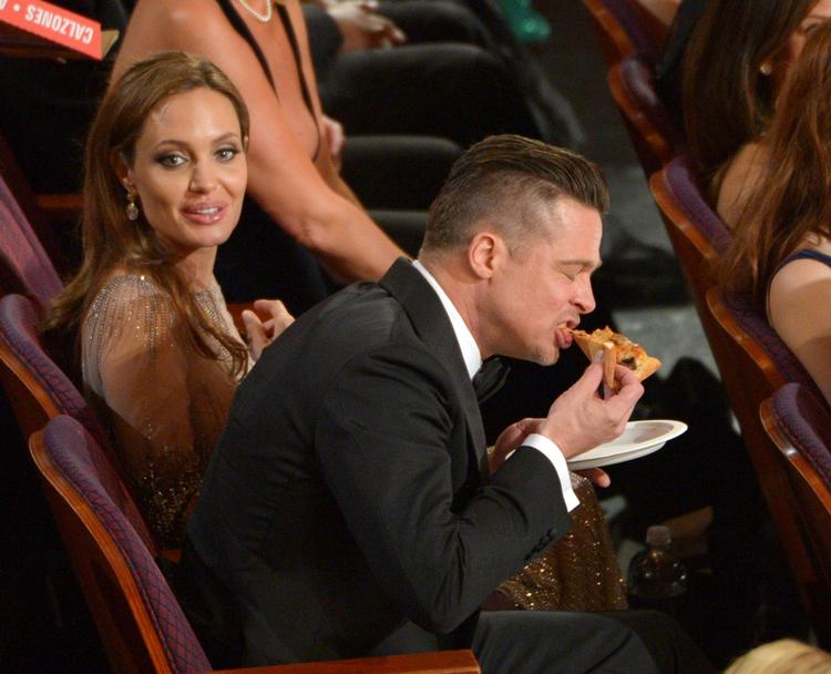 Brad Pitt tager en luns pizza. 