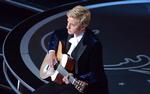 Ellen DeGeneres kunne ikke sætte en fod forkert i showet. Her giver hun et lille nummer. 