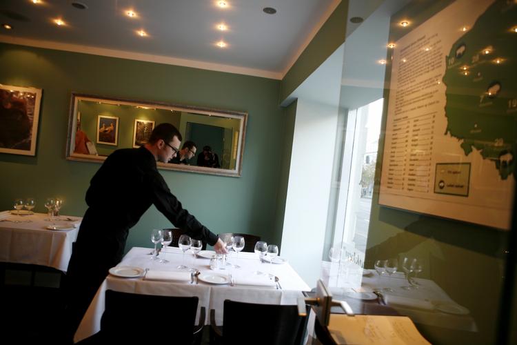 restaurantbesøg. En tredjedel af danskerne ville ikke gøre tjeneren opmærksom på en fejl på regningen, hvis det var til deres egen fordel. 
