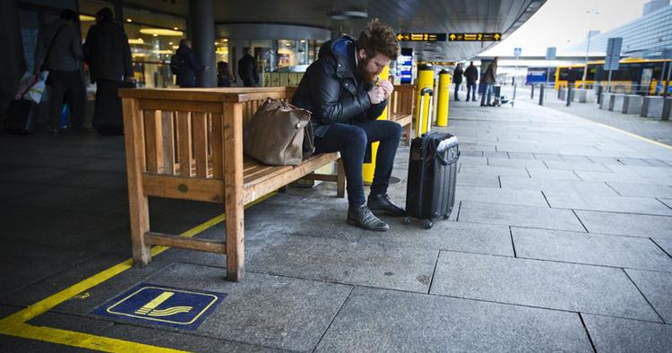 rygepause. Uden for passagen mellem Terminal 2 og 3 i Kastrup er der oprettet nye rygeøer, og dem er rygerne flinke til at benytte. Foto: Ernst Tobisch/CPH 
