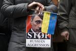 forhistorie. Ruslands militære intervention i Ukraine har medført reaktioner i hele verden. I går blev der blandt andet protesteret på Times Square i New York. 