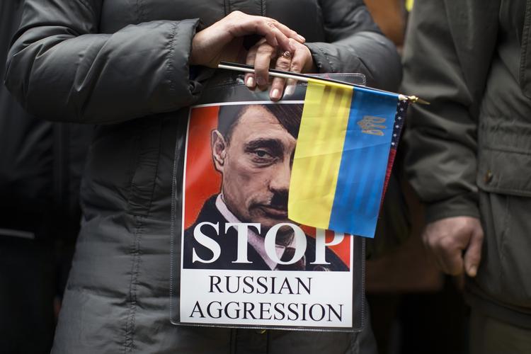 forhistorie. Ruslands militære intervention i Ukraine har medført reaktioner i hele verden. I går blev der blandt andet protesteret på Times Square i New York. 