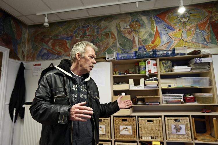 Brugskunst. Børnehaveleder Henrik Dankert foran et maleri af Asger Jorn i Børnehuset i Hjortøgade på Østerbro. 