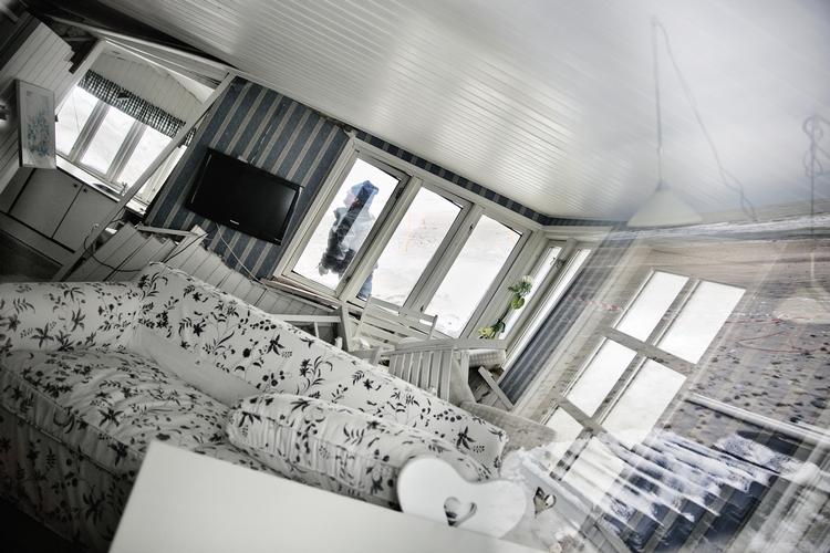 skævert. Stormen Bodil var ikke mindst hård ved de danske kyster. Billedet er fra Nordjylland, hvor dette sommerhus ved Nørlev Strand fik en hård medfart. 