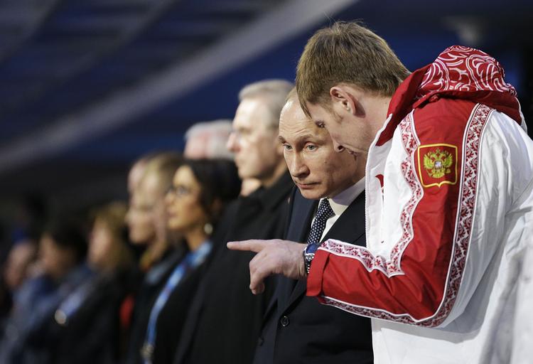 Snik-snak. den russiske præsident Vladimir Putin fik sig en sludder med  Alexander Zubkov, da vinter-OL lukkede for ni dage siden. 