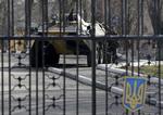 uro. Et ukrainsk, bevæbnet køretøj indespærret bag gitteret på militærbase på Krim. Russiske styrker holder de ukrainske soldater og kampvogne i skak og forhindrer dem i at forlade basen medmindre de overgiver sig. 
