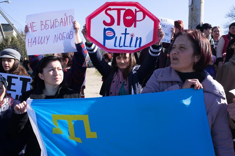 Protest. Landsbykvinder på Krim demonstrerer mod Putin og Rusland. 