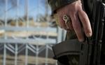 Ventetid. En ukrainsk soldat bevogter en militærbase nær Simferopol på Krim-halvøen. 